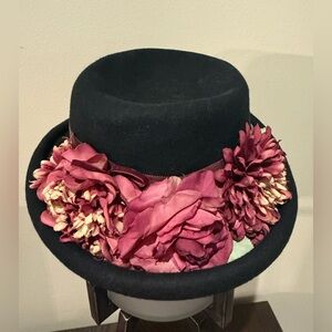 Toucan Collection New York Los Angeles Wool Hat with Flowers
